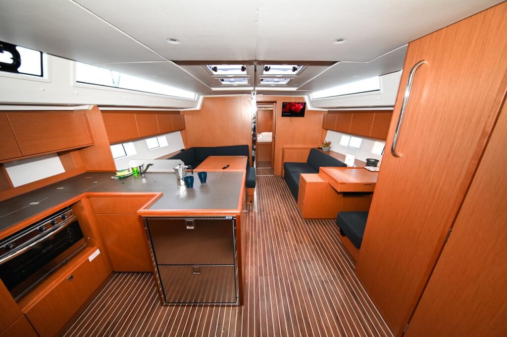 Sailing yacht 