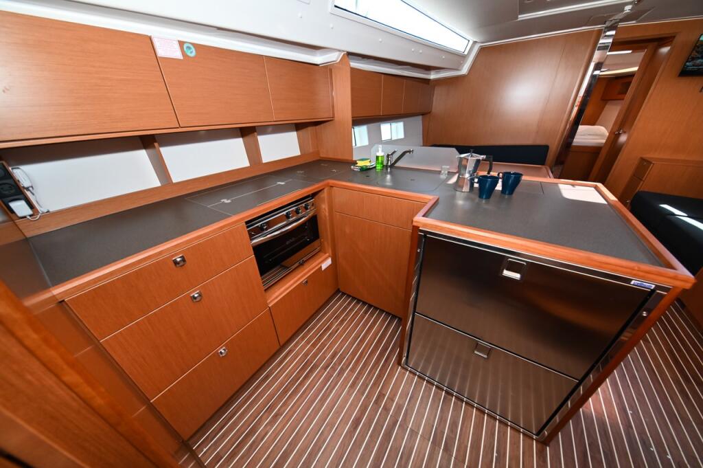 Sailing yacht 