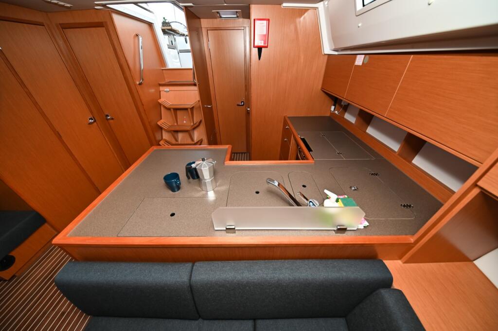 Sailing yacht 