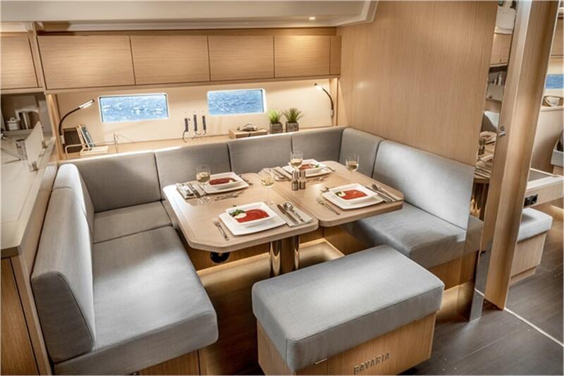 Sailing yacht 