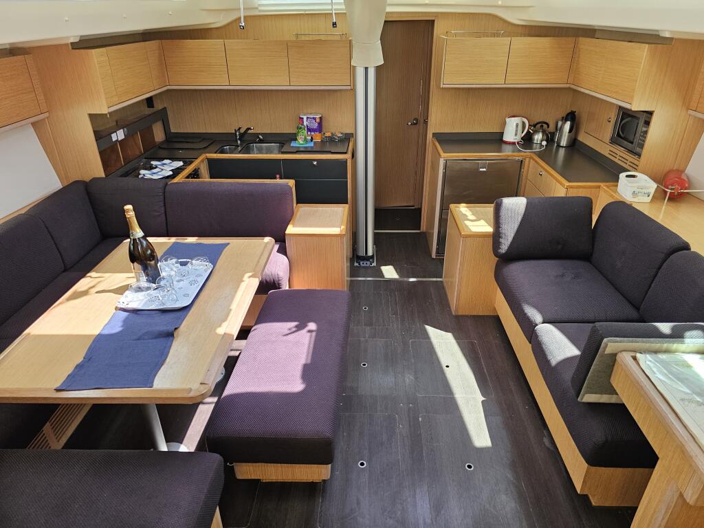 Sailing yacht 