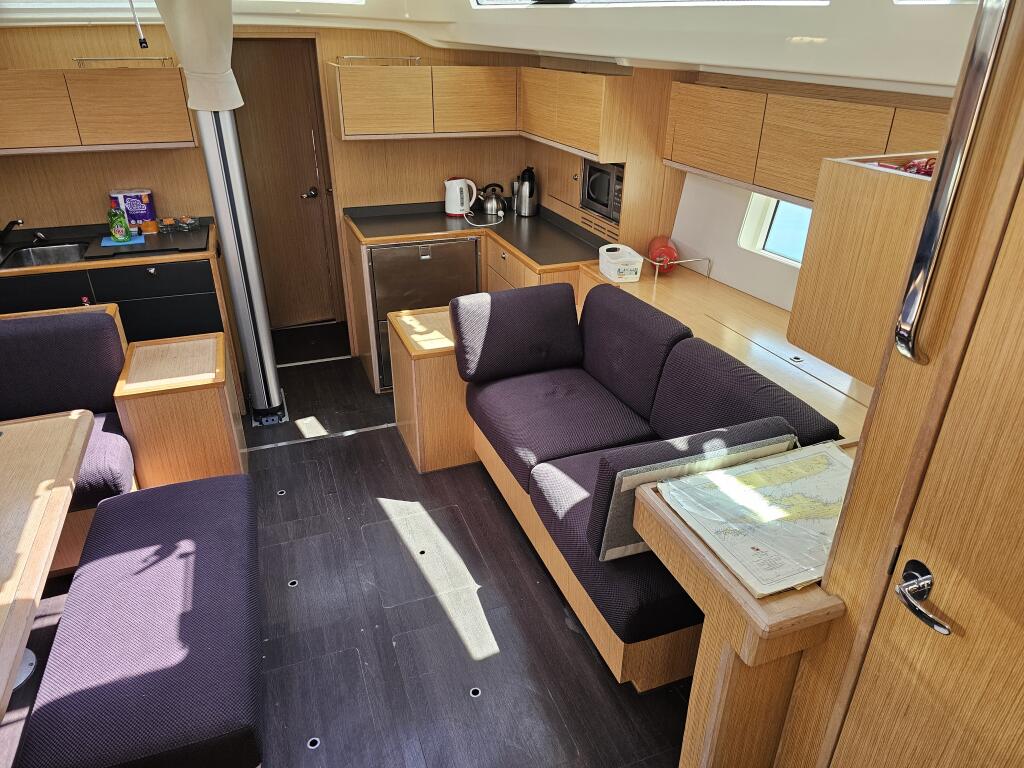 Sailing yacht 