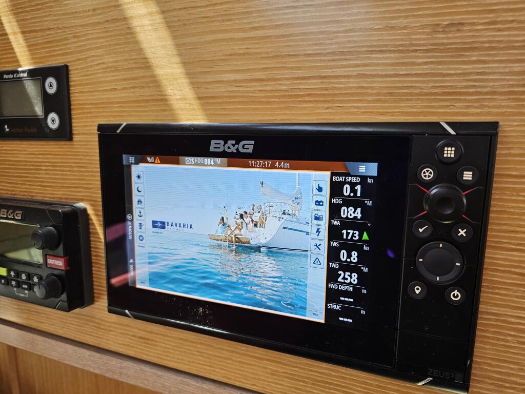 Sailing yacht 