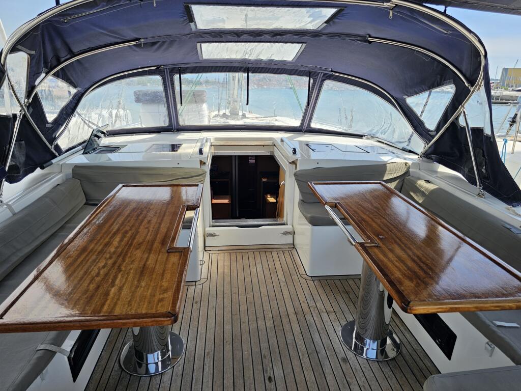 Sailing yacht 
