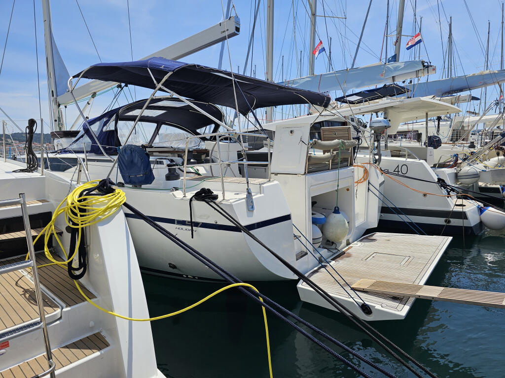 Sailing yacht 