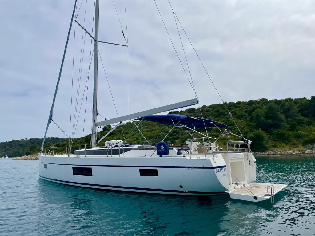 Sailing yacht 