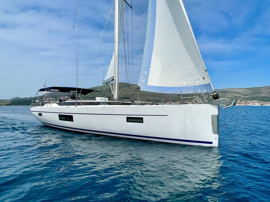 Sailing yacht 