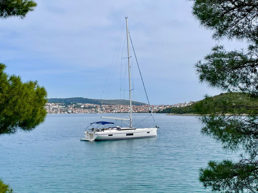 Sailing yacht 