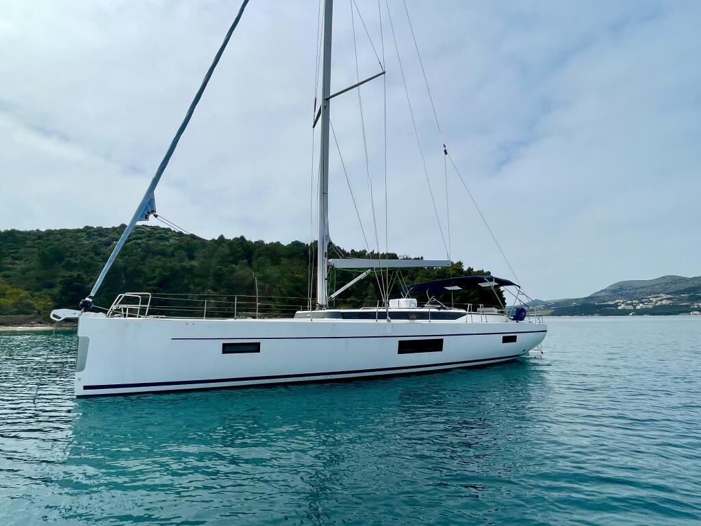 Sailing yacht 