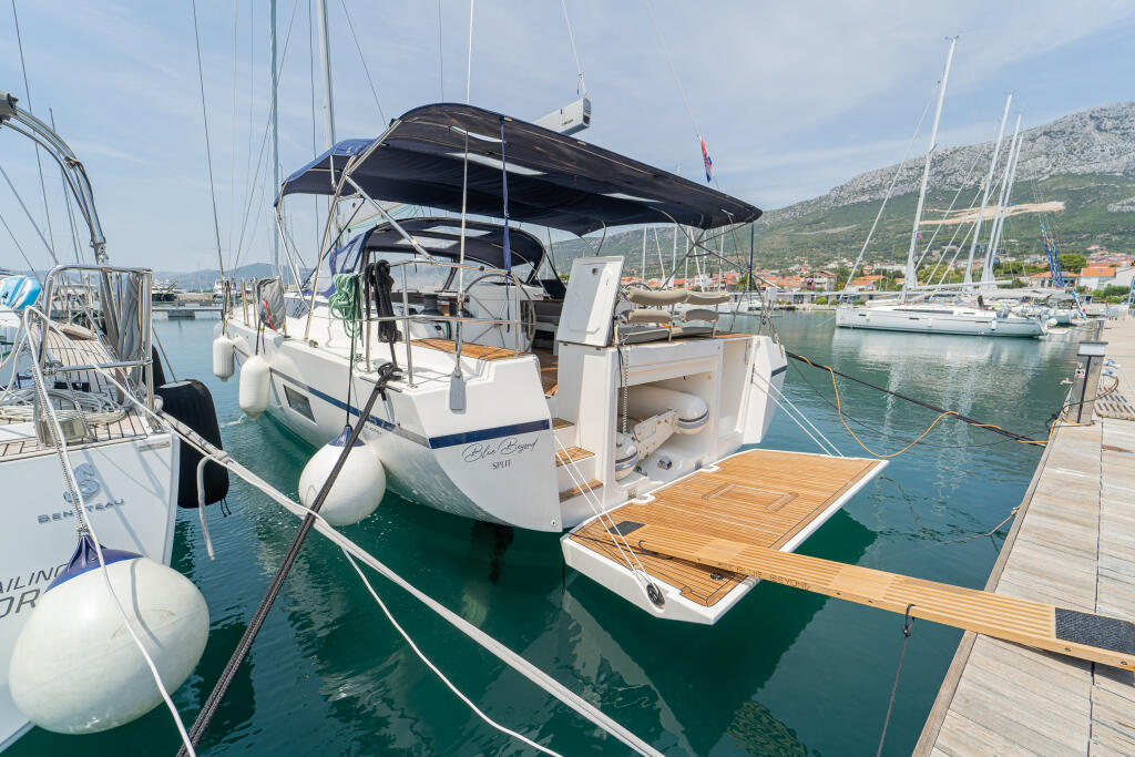 Sailing yacht 