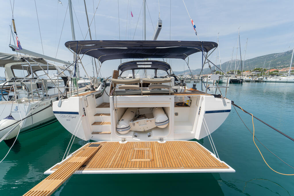 Sailing yacht 