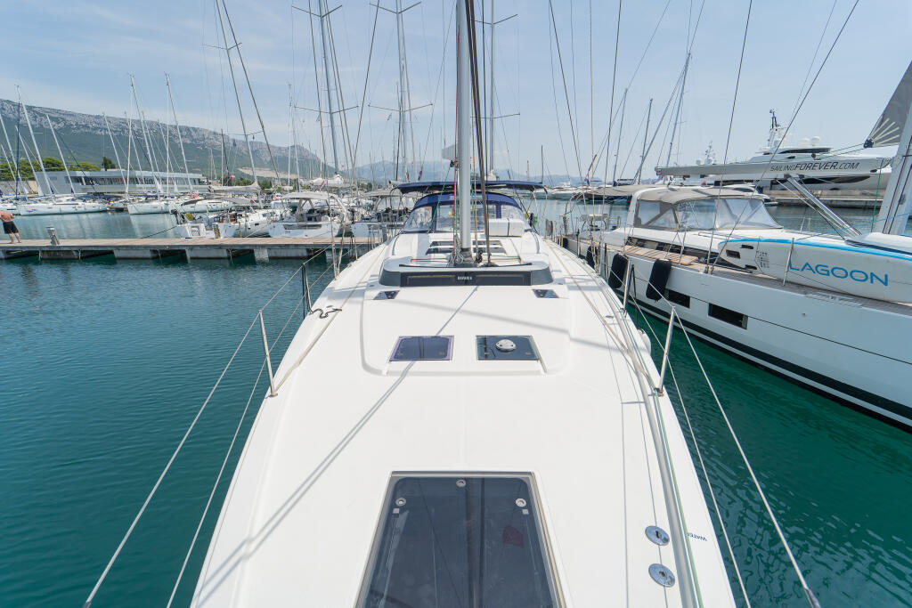 Sailing yacht 