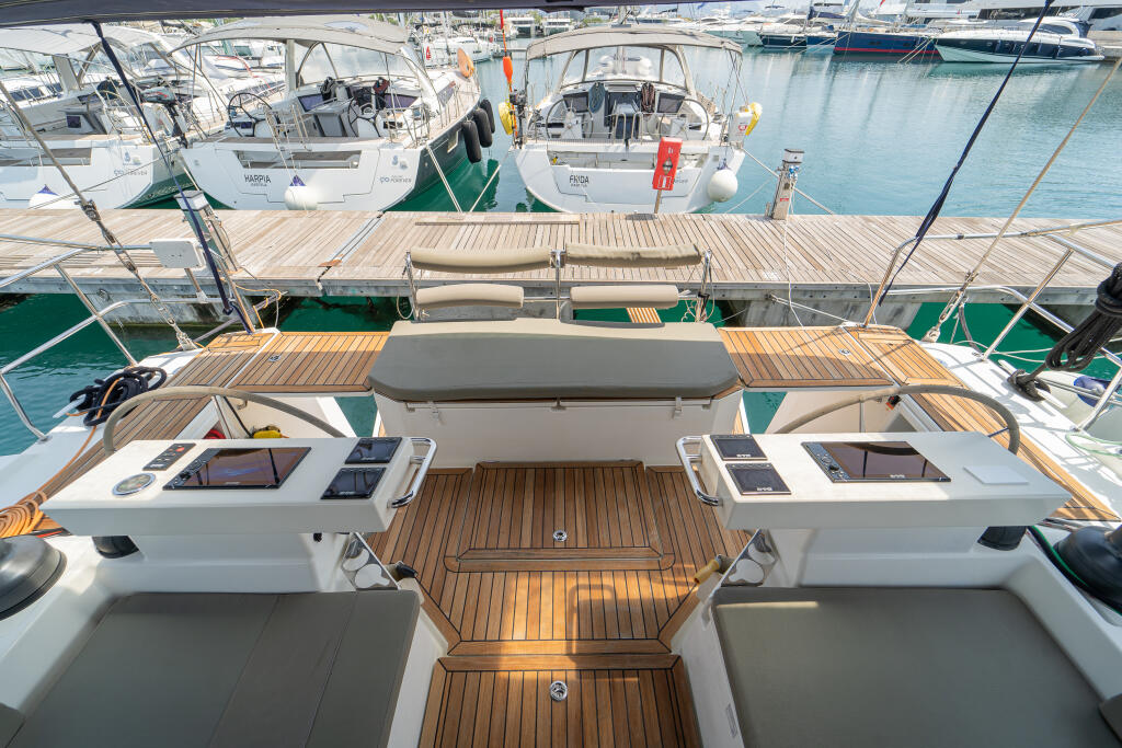 Sailing yacht 