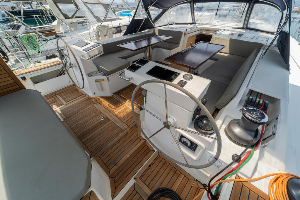 Sailing yacht 