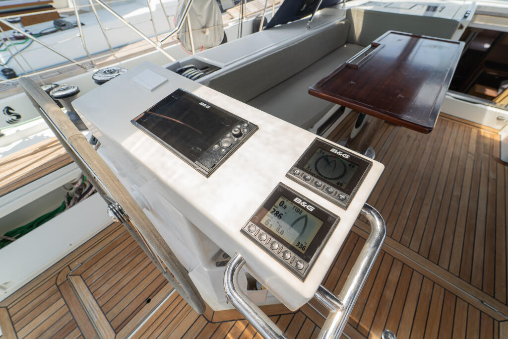 Sailing yacht 
