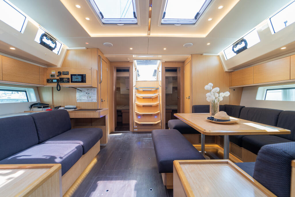 Sailing yacht 