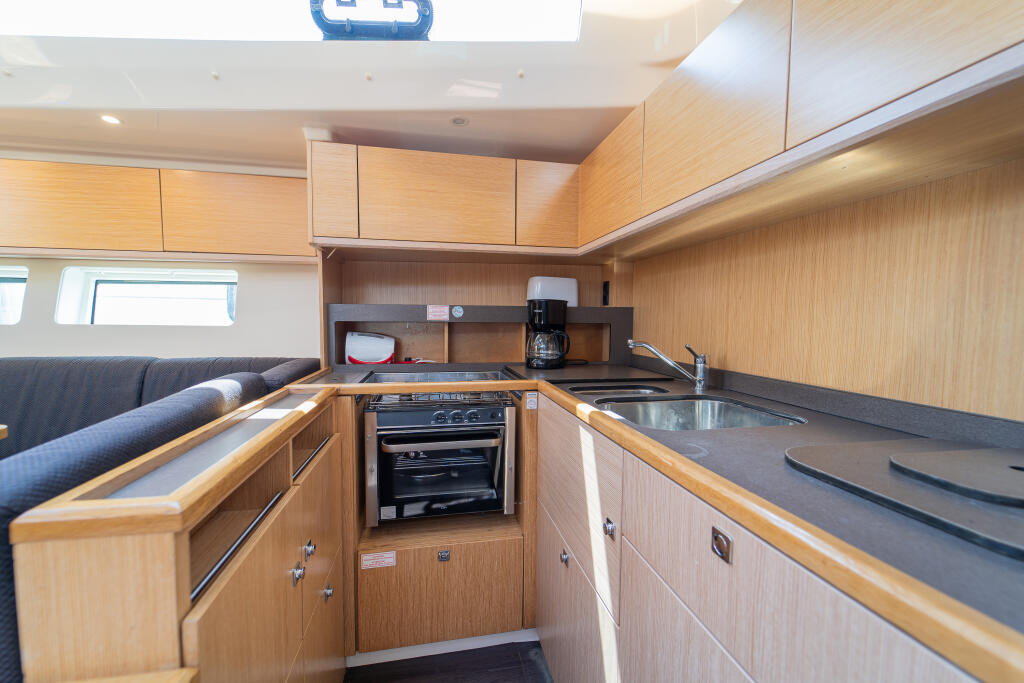 Sailing yacht 