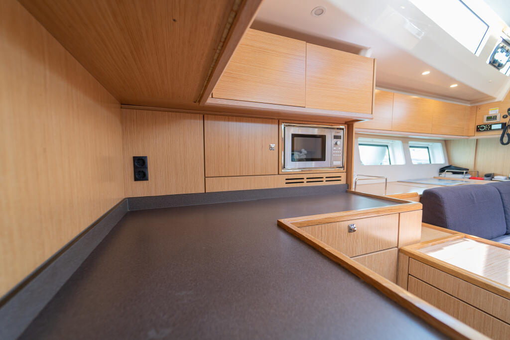 Sailing yacht 