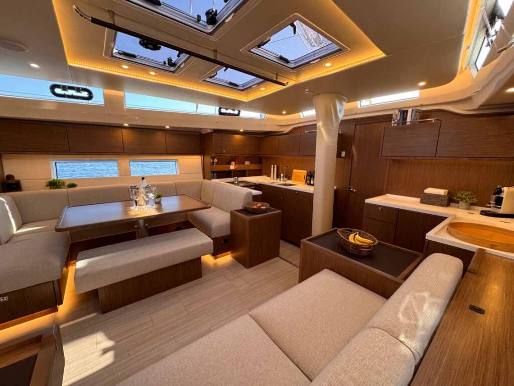 Sailing yacht 