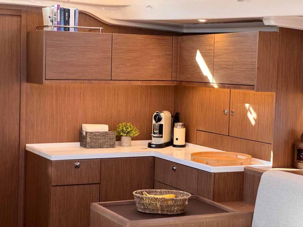 Sailing yacht 
