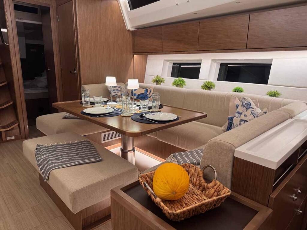 Sailing yacht 