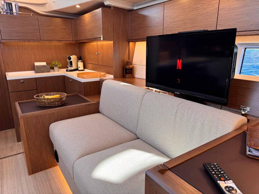 Sailing yacht 