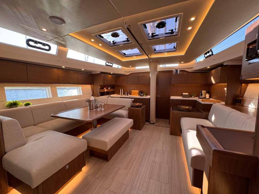 Sailing yacht 