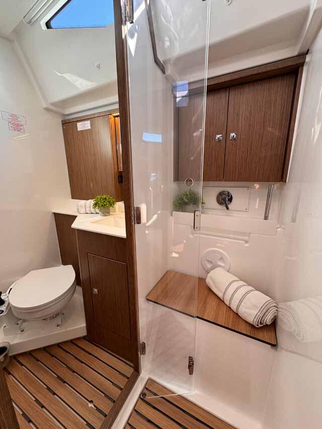 Sailing yacht 