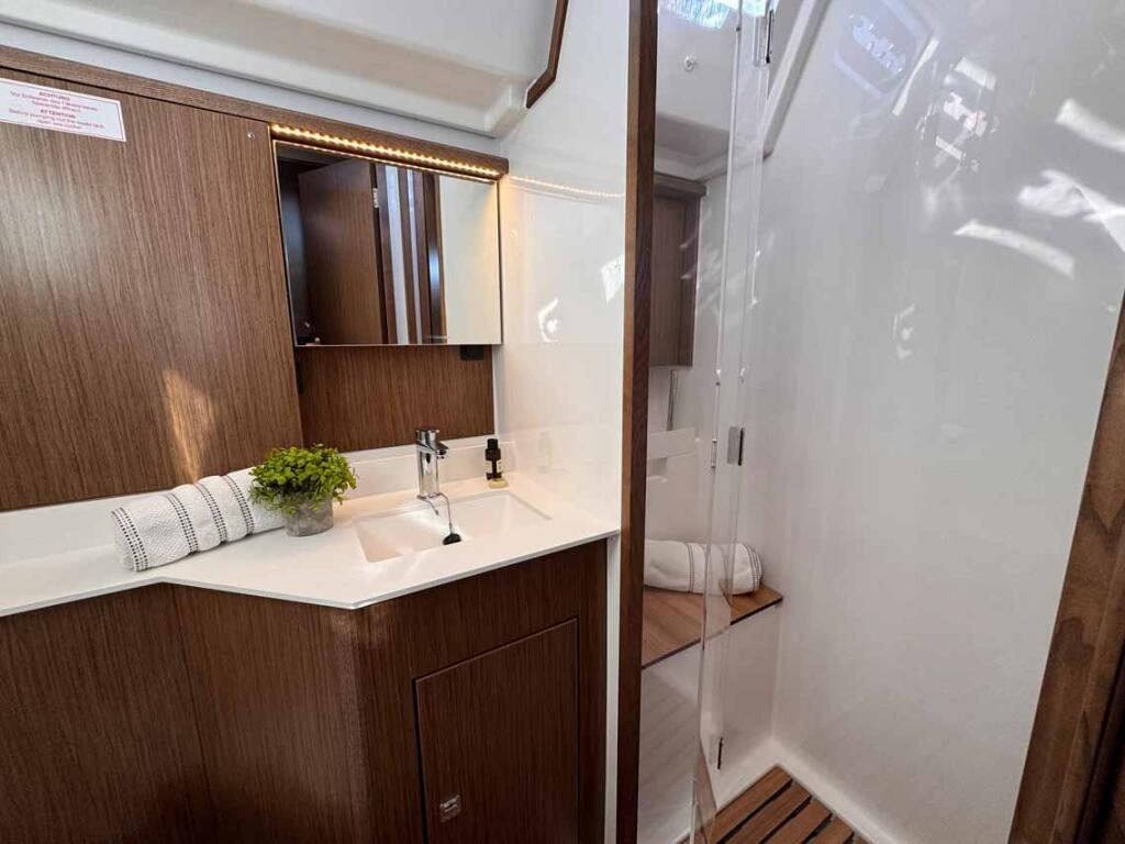 Sailing yacht 