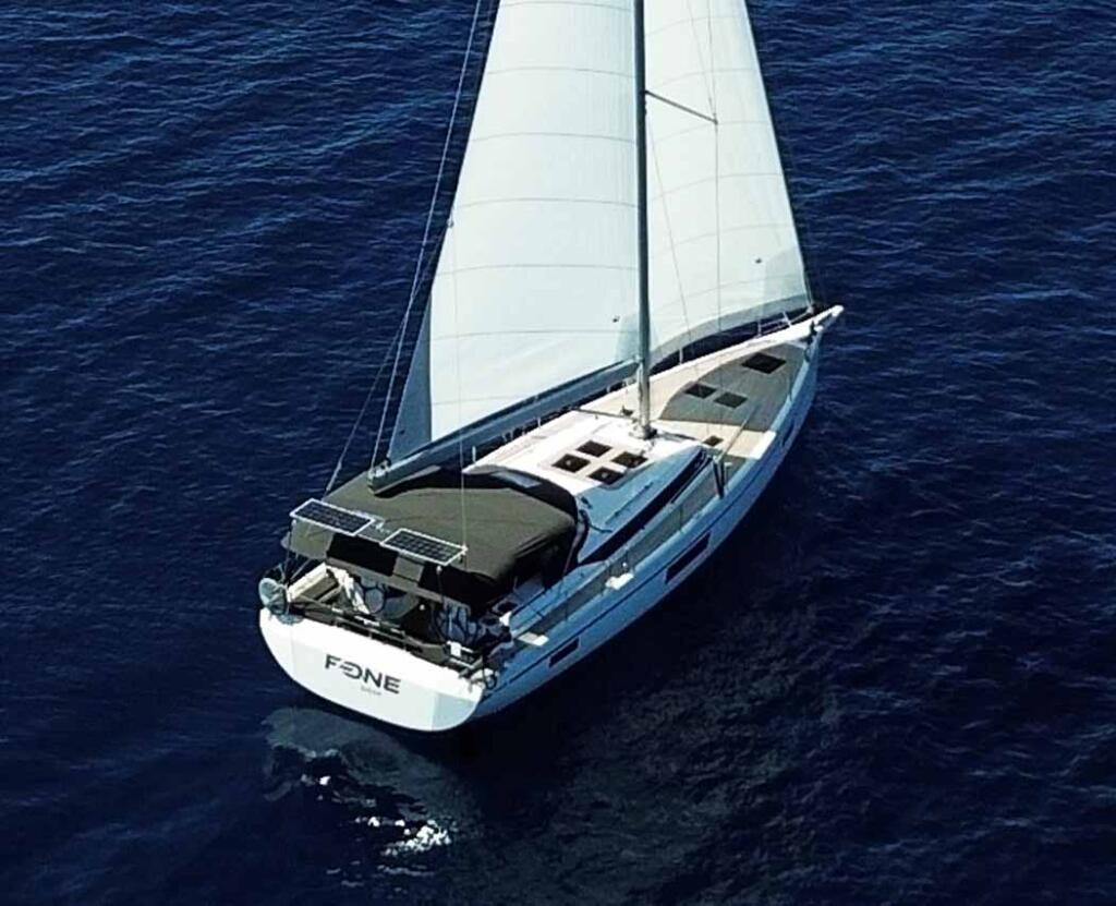 Sailing yacht 