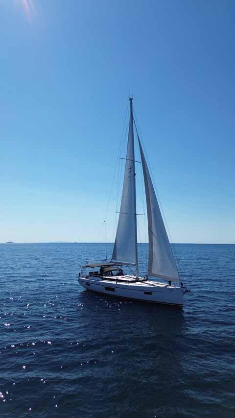 Sailing yacht 