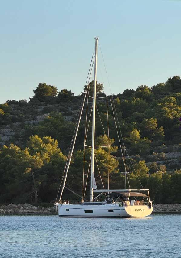 Sailing yacht 