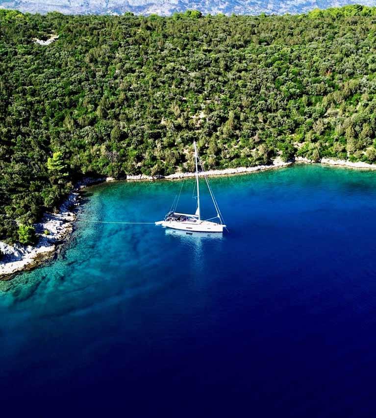 Sailing yacht 