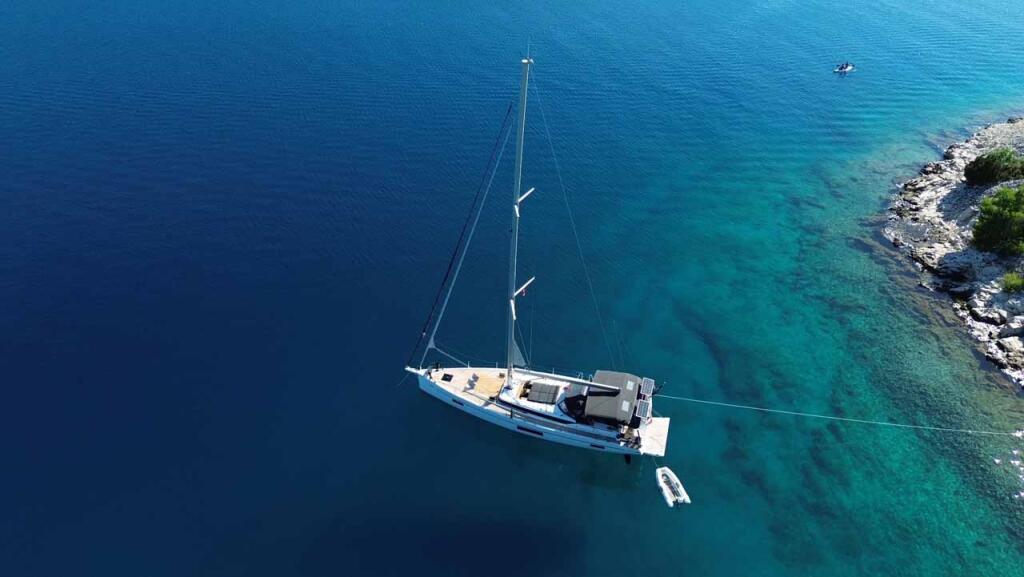 Sailing yacht 