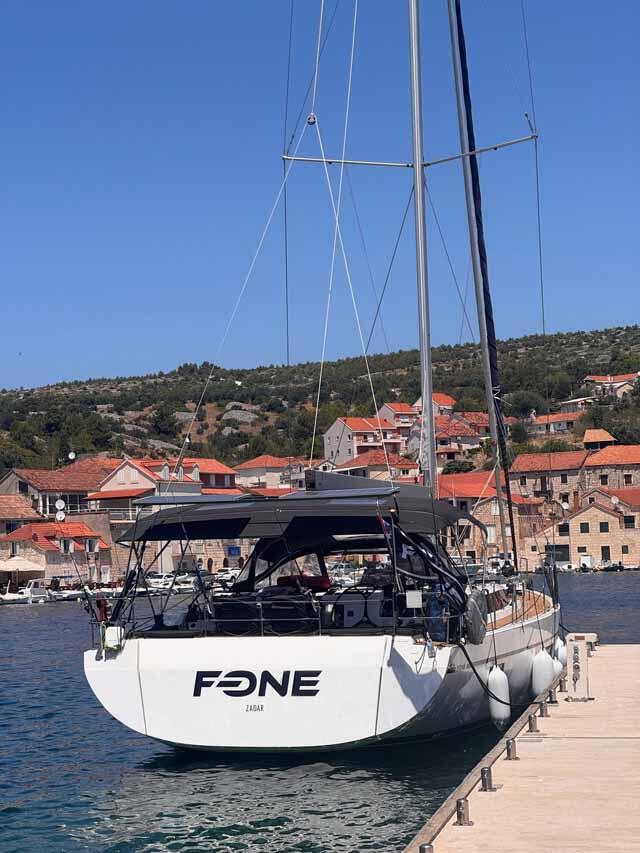 Sailing yacht 