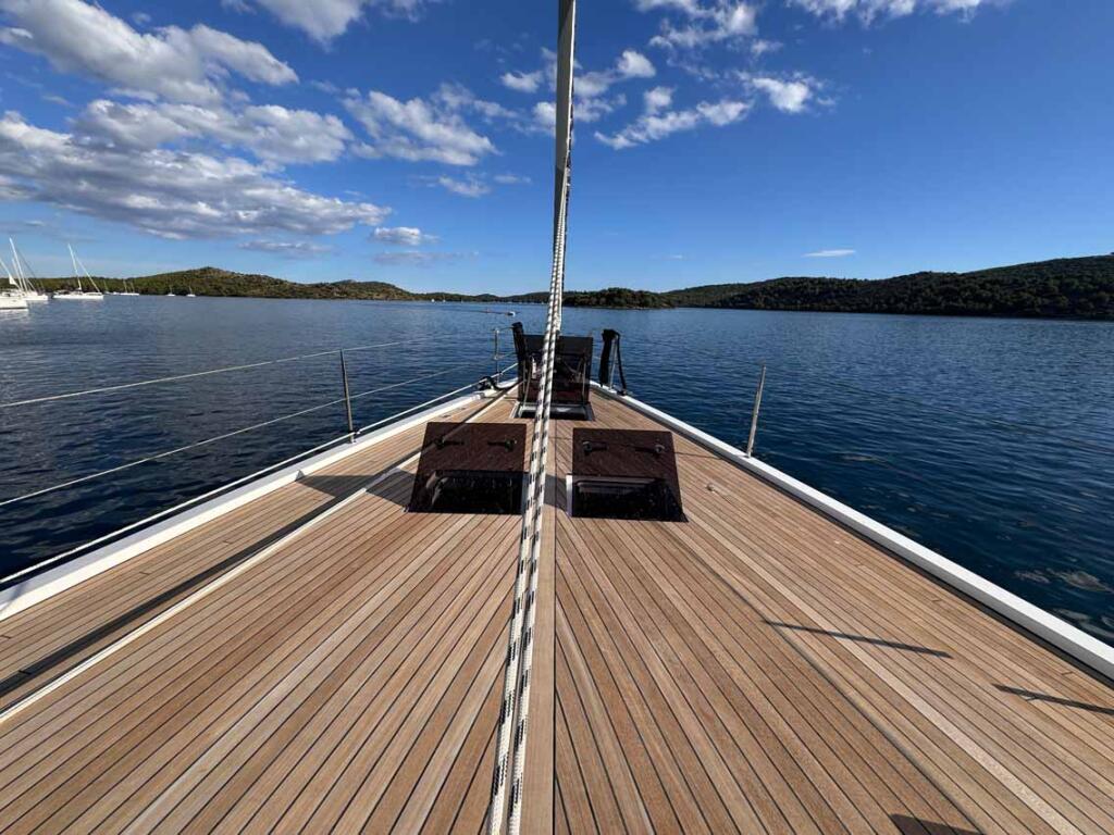 Sailing yacht 