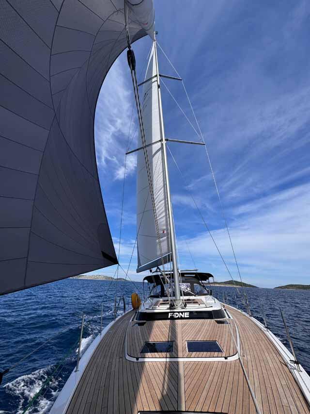Sailing yacht 
