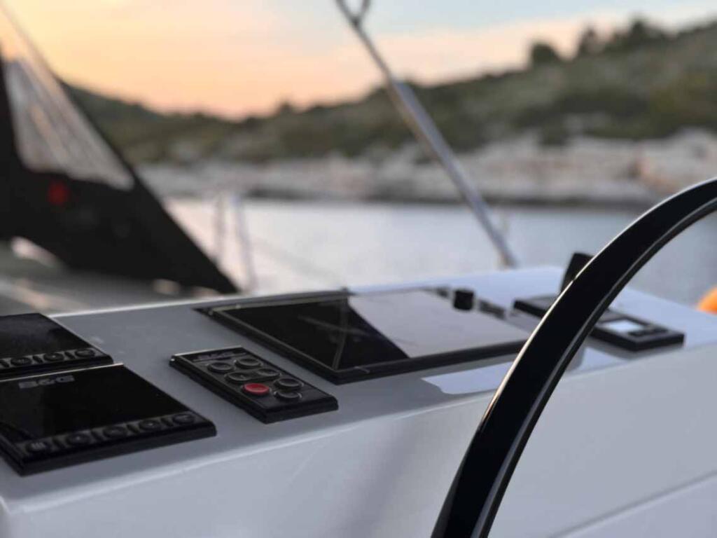 Sailing yacht 