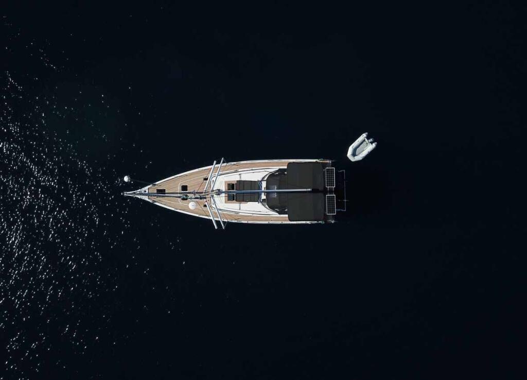 Sailing yacht 