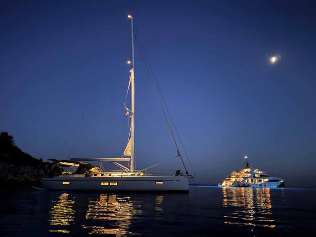 Sailing yacht 