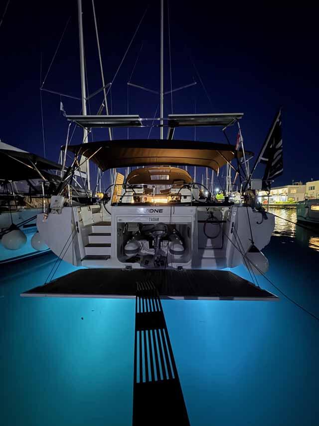 Sailing yacht 