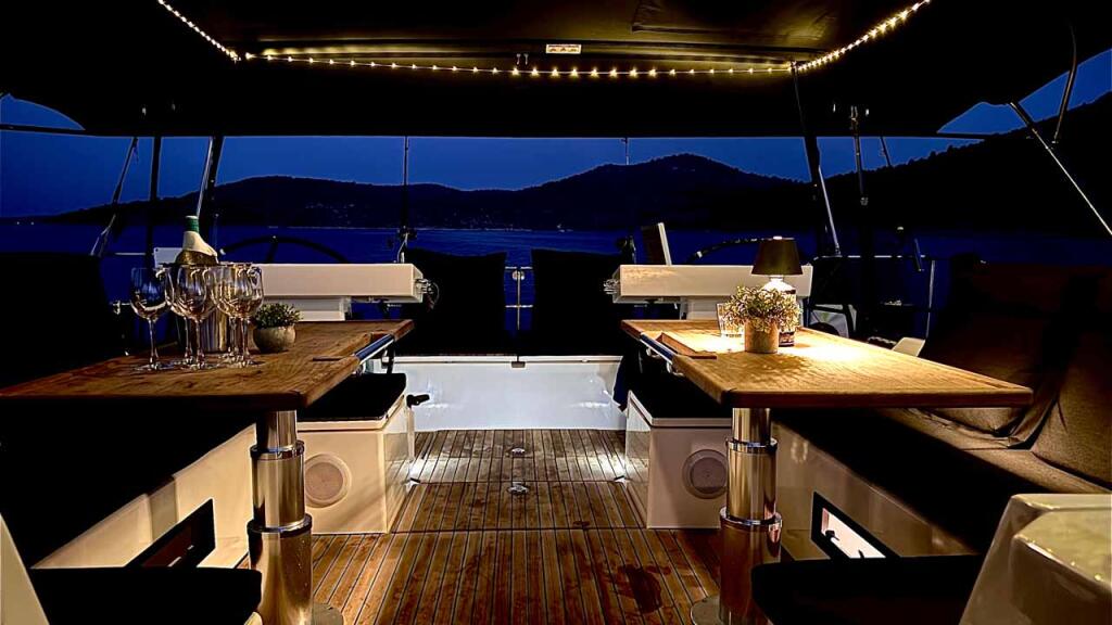 Sailing yacht 