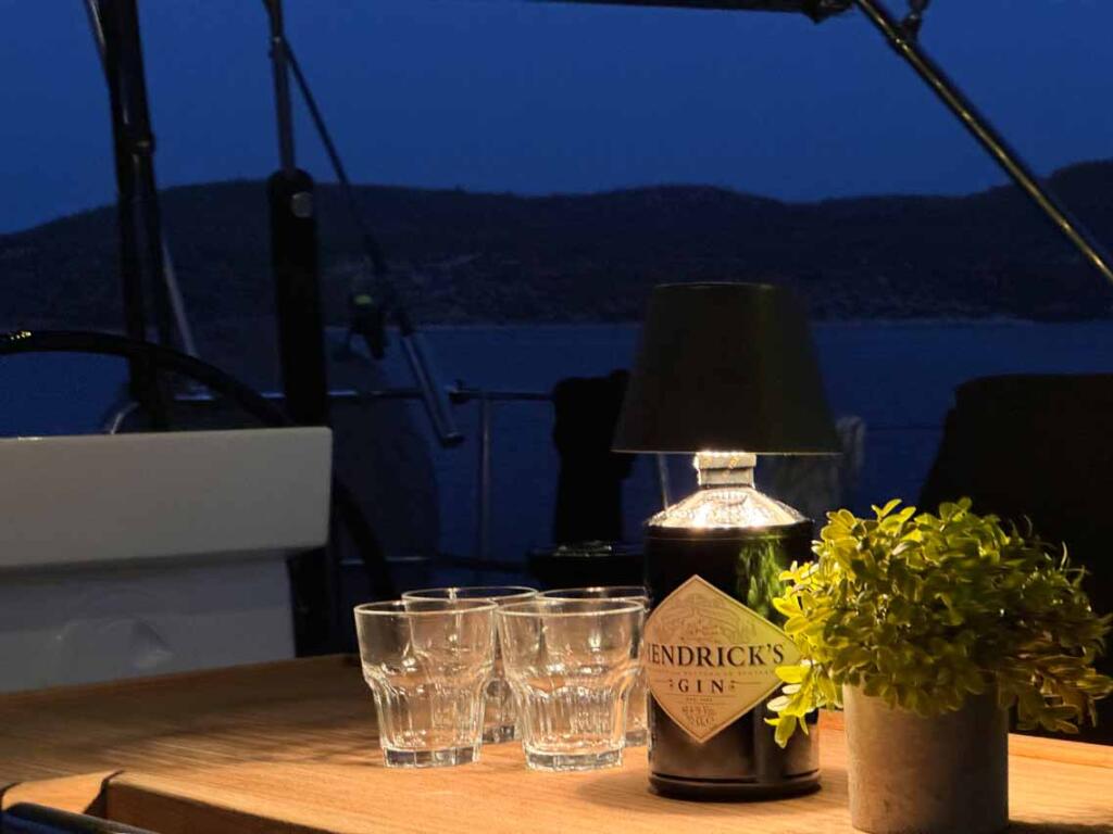 Sailing yacht 