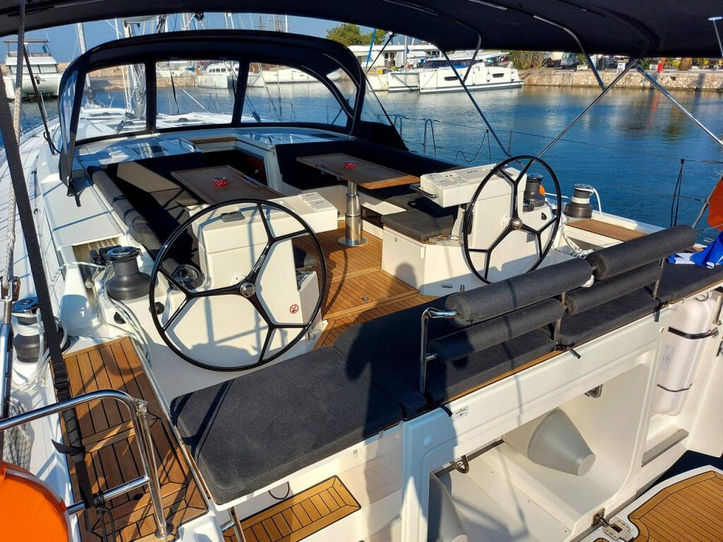 Sailing yacht 