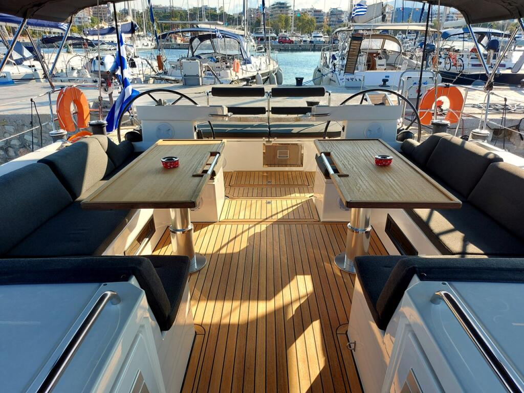 Sailing yacht 