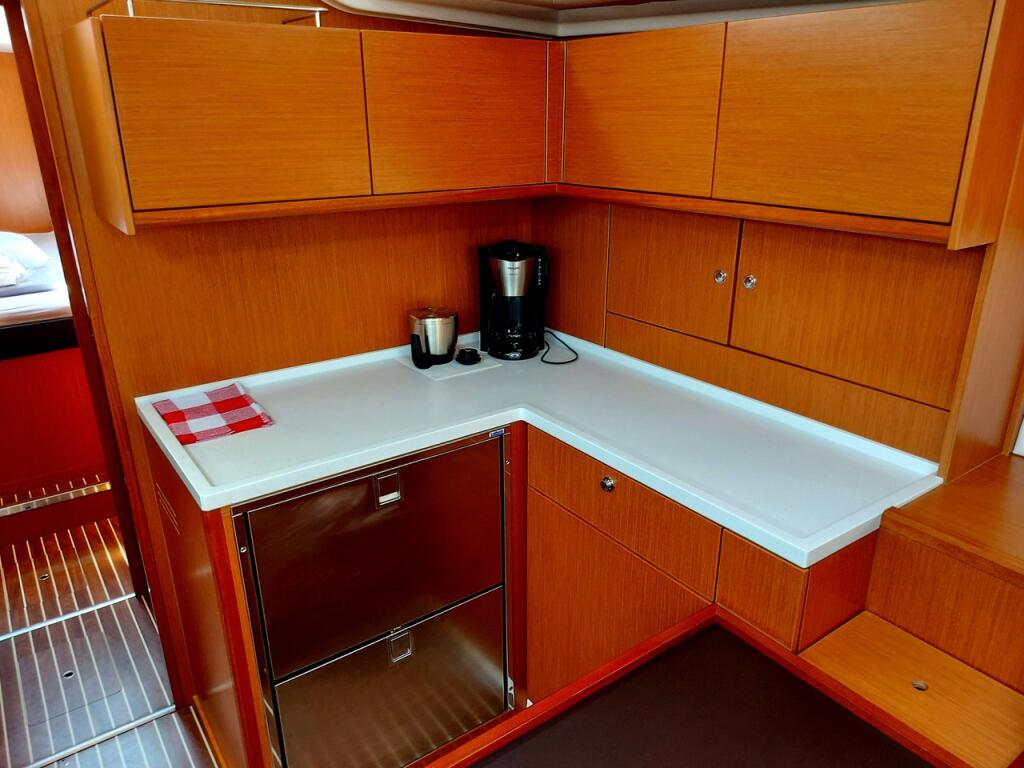 Sailing yacht 