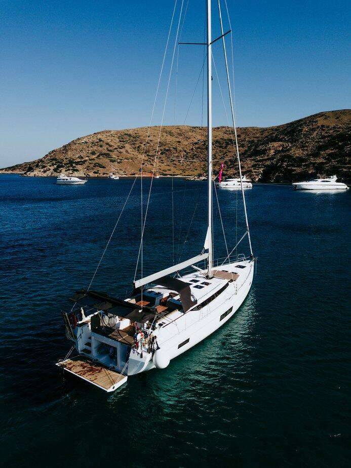 Sailing yacht 