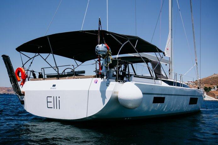 Sailing yacht 
