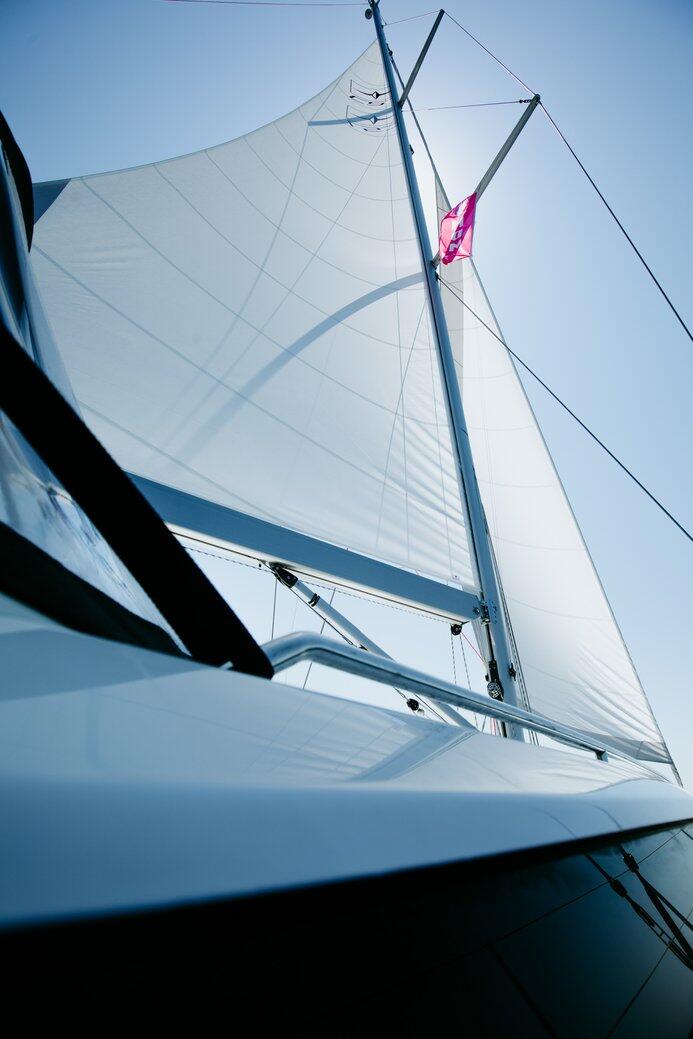 Sailing yacht 
