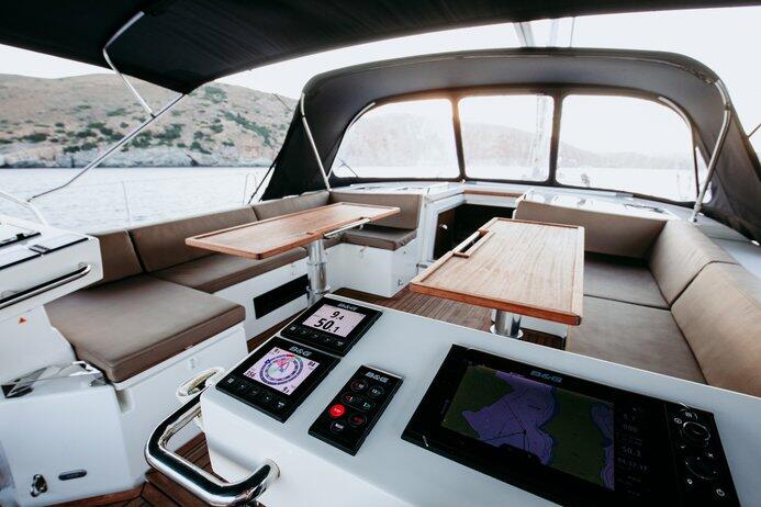 Sailing yacht 